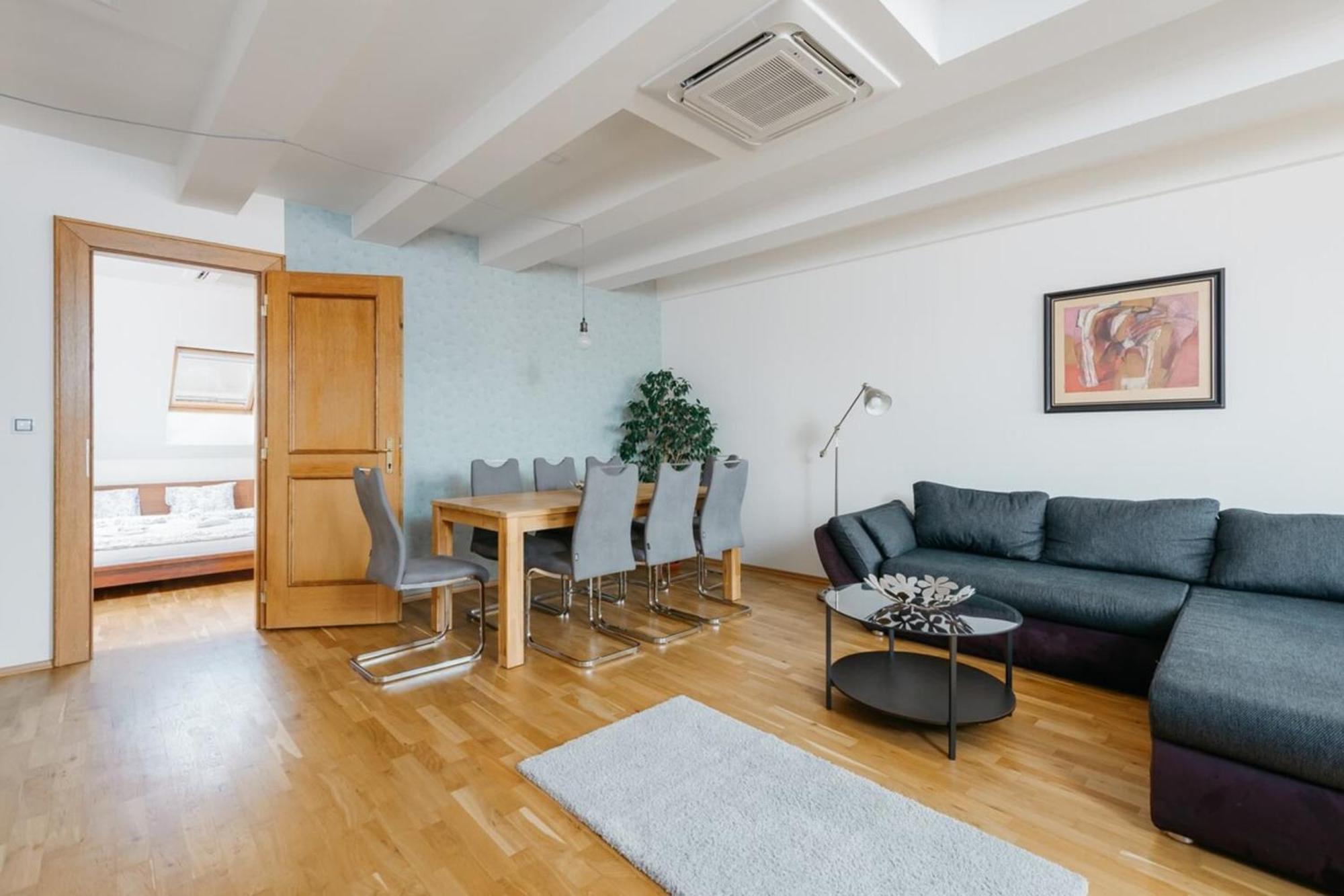 Apartmán Eli Spacious With Old Town View, Parking & Ac